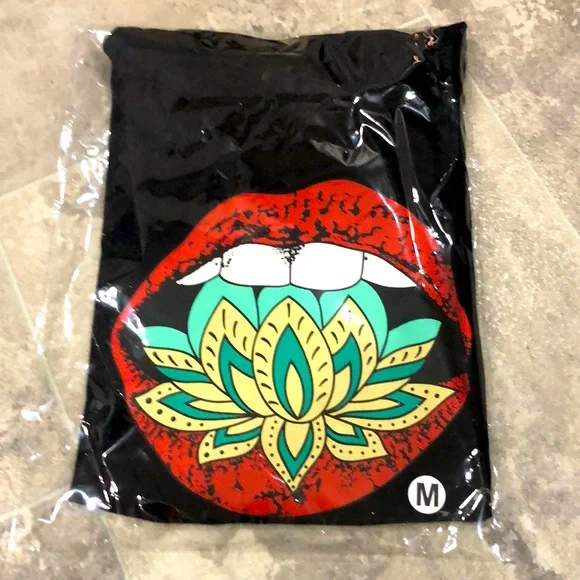 ❌SOLD❌✨Lotus Kiss Black Graphic Tee✨Brand New In Packaging✨ - Picture 8 of 8